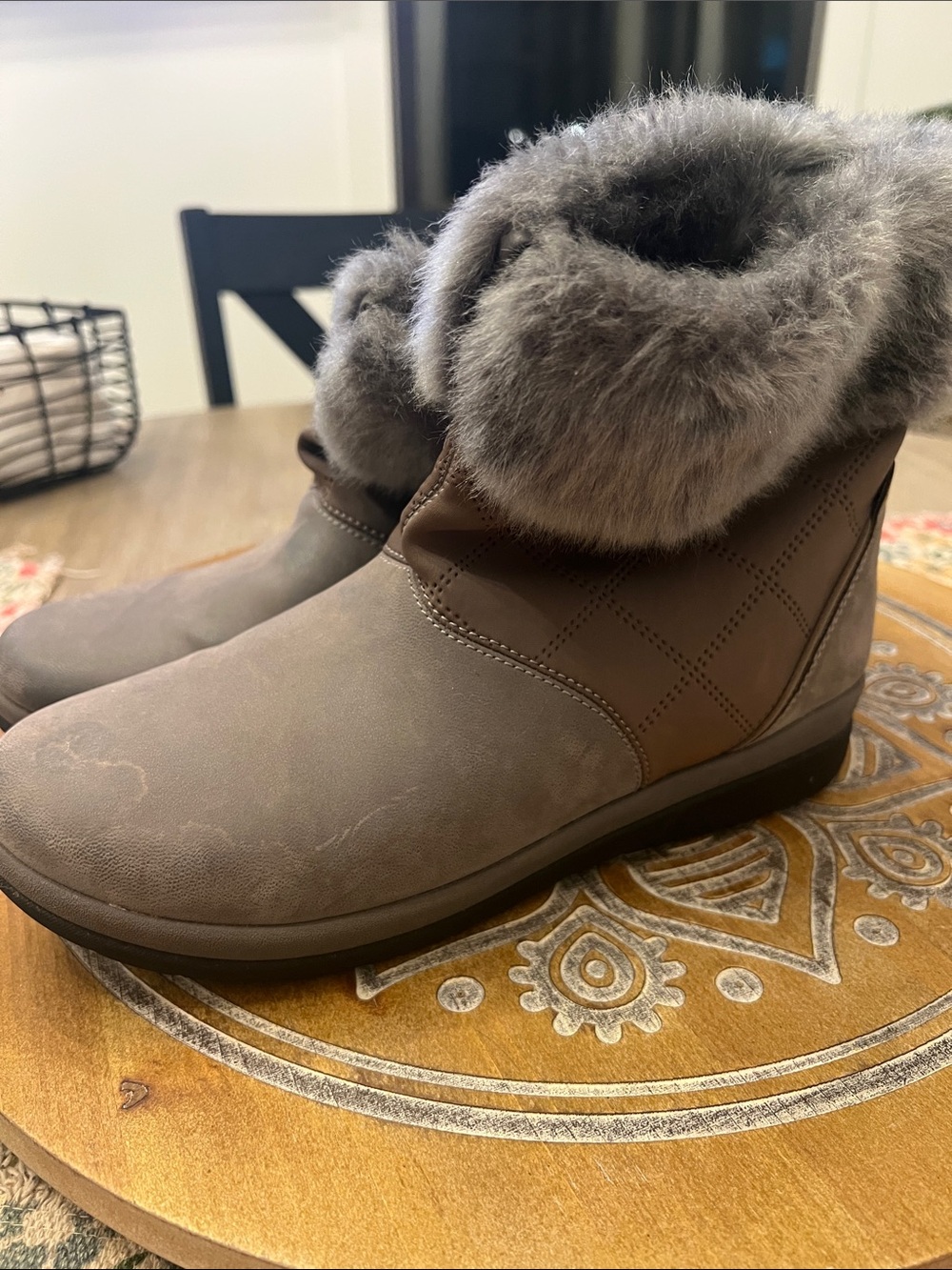 Size 8.5 Cloudsteppers by Clark Women's Gray Soft Fur Ankle Boots